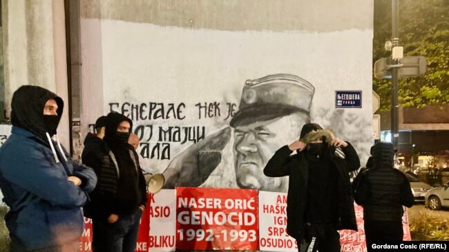 Uoči protesta na kojem se traži uklanjanje murala sa fasade u centru Beograda, grupa neimenovanih momaka sa kapuljačama "štiti" mural Ratku Mladiću, osuđenog za genocid i ratne zločine u BiH
