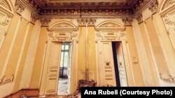 Aparținând lui Constantin Lupescu, fost edil al orașului Râmnicu Sărat (sec. XX), vila poartă în continuare simbolurile trecutului, după cum a remarcat Ana Rubeli.
