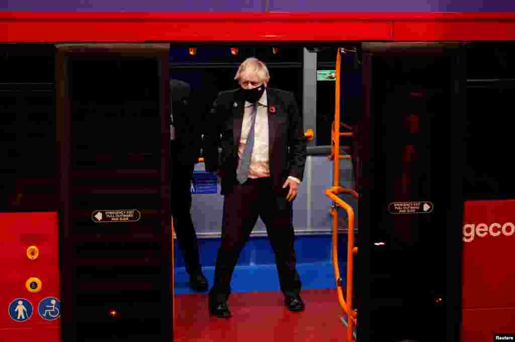 Kryeministri britanik, Boris Johnson, shihet në një autobus elektrik bashkë me liderë tjerë botërorë në ditën e hapjes së Samitit të Kombeve të Bashkuara për Klimën.