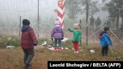 Беларусь-Польша чегарасидаги мигрантларнинг болалари