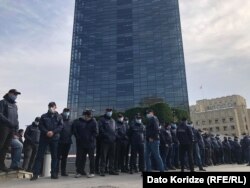 Поліція перед Міністерством юстиції в очікуванні мітингу опозиції, Тбілісі, Грузія, 10 листопада 2021 року