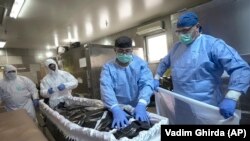 Румыния. Медики укладывают в гроб тело одной из жертв COVID-19