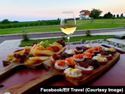 Românii sunt atrași de deliciile pe care le pot servi la crame, alături de paharul de vin, brânzeturile sunt cele mai căutate.
