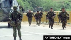 Militari nepalezi (Gurkhas) din forțele speciale britanice în Kosovo. 