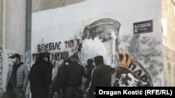 Grupa desničara pokušava da očisti mural posvećen ratnom zločincu Ratku Mladiću.