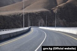 A kirgizisztáni észak–déli autópálya egy szakasza egy 2021 novemberében készült képen