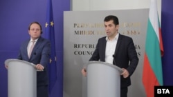 Оливер Вархеи и Кирил Петков отрекоха, че в преговорите за вдигане на ветото, наложено от България върху процеса за присъединяване на С. Македония към ЕС е настъпила промяна