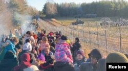 Moldova - imigranți ilegali masați în Belarus, la granița cu Polonia, în regiunea Grodno, 9 noiembrie 2021