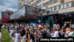ხალხის რიგი მოსკოვში, ამერიკული McDonald's-ის დახურვის შემდეგ გახსნილ, სწრაფი კვების რუსულ ობიექტთან. 2022 წლის 12 ივნისი