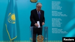 Kasım-Jomart Tokayev konstitusiya referendumunda səs verir