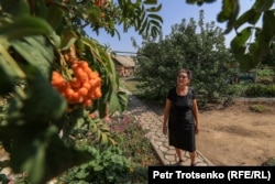 Жительница села Красноармейское Амина Зарипова во дворе своего дома. Западно-Казахстанская область, 27 августа 2021 года