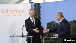 Președintele finlandez Sauli Niinisto și secretarul general al NATO, Jens Stoltenberg, la reședința prezidențială de vară Kultaranta, în Naantali, Finlanda, 12 iunie 2022