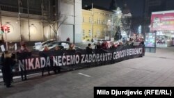 "Kurrë nuk do ta harrojmë gjenocidin në Srebrenicë" është panoja që mbajnë anëtaret e grupit "Gratë në të Zeza". Beograd, 13 nëntor 2021.