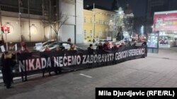 Aktivisti mirovne organizacije "Žene u crnom" na protestu sa kojeg se tražilo uklanjanje murala posvećenom ratnom zločincu Ratku Mladiću u centru Beograda, 13. novembar 2021. 