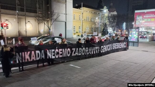 "Kurrë nuk do ta harrojmë gjenocidin në Srebrenicë" është panoja që mbajnë anëtaret e grupit "Gratë në të Zeza". Beograd, 13 nëntor 2021.