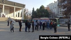 Chișinău, la coadă pentru vaccinarea anti-Covid contra unui voucher unic de 500 de lei. Centrrul de vaccinare s-a deschis la ora 11.00, sâmbătă 13 noiembrie 2021