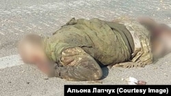 Загиблий український військовослужбовець на Антонівському мосту у Херсоні. Лютий 2022 року. Фото зробив Віталій Лапчук