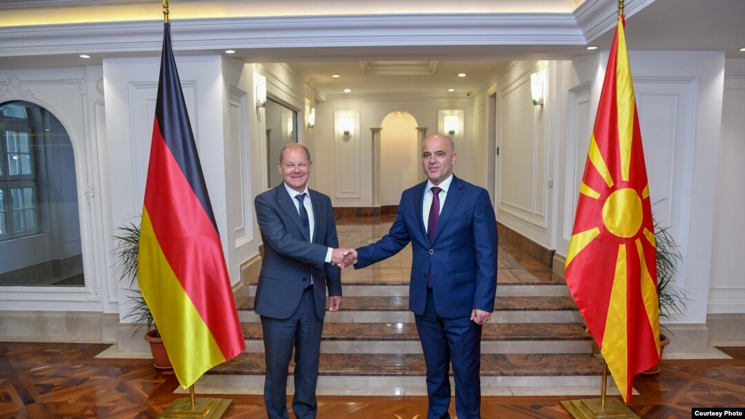 Германскиот канцелар Олаф Шолц и премиерот на Македонија Димитар Ковачевски во Скопје.