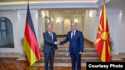 Германскиот канцелар Олаф Шолц и премиерот на Македонија Димитар Ковачевски во Скопје.