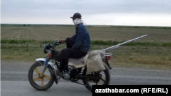 Motosiklli sürüji (Arhiwden alnan illýustrasiýa suraty)