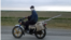 Motosiklli sürüji (Arhiwden alnan illýustrasiýa suraty)