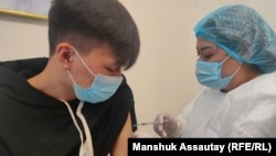 Вакцинация подростка препаратом Pfizer. Алматы, 12 ноября 2021 года