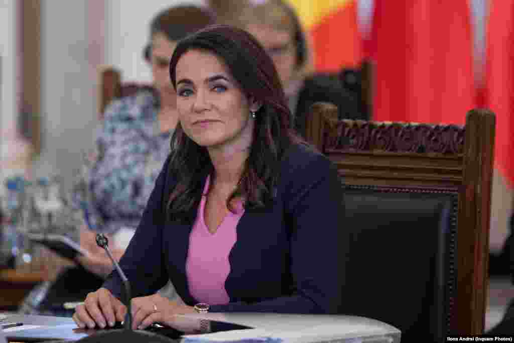 Din partea Ungariei a participat la summitul de vineri președintele Katalin Novák. Ea are un rol de reprezentare în Ungaria. Premierul Viktor Orbán, șeful puterii executive, este cel care ia deciziile poziționării Ungariei față de Moscova, Vladimir Putin și războiul din Ucraina. Pentru ca Uniunea Europeană să poată impune un nou pachet de sancțiuni Rusiei, a trebuit să acorde derogări importante Ungariei. Aceasta s-a opus interzicerii importurilor de petrol din Rusia și a fost exceptată, cel puțin o vreme, s-a opus sancționări Patriarhului Moscovei, Kiril, și acesta a dispărut de pe listă. Ungaria nu permite tranzitarea teritoriului ei de armele trimise Ucrainei.