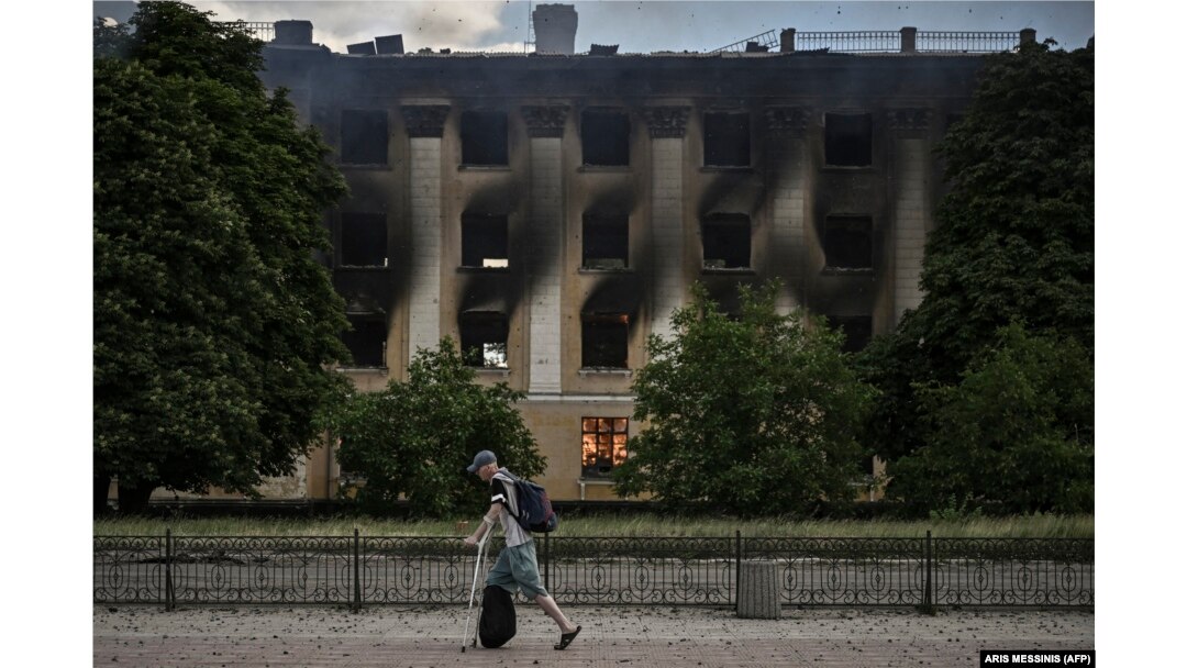 Lisiciansk se află în Donbas, lângă Sievierodonețk. Ambele orașe sunt devastate de atacurile Rusiei. Imagine din 7 iunie, cu un colegiu din Lisiciansk.