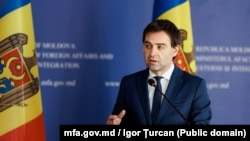 Ministrul de externe, Nicu Popescu.