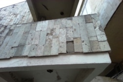 Утраты облицовки на фасаде здания ТАСС со стороны Леонтьевского переулка