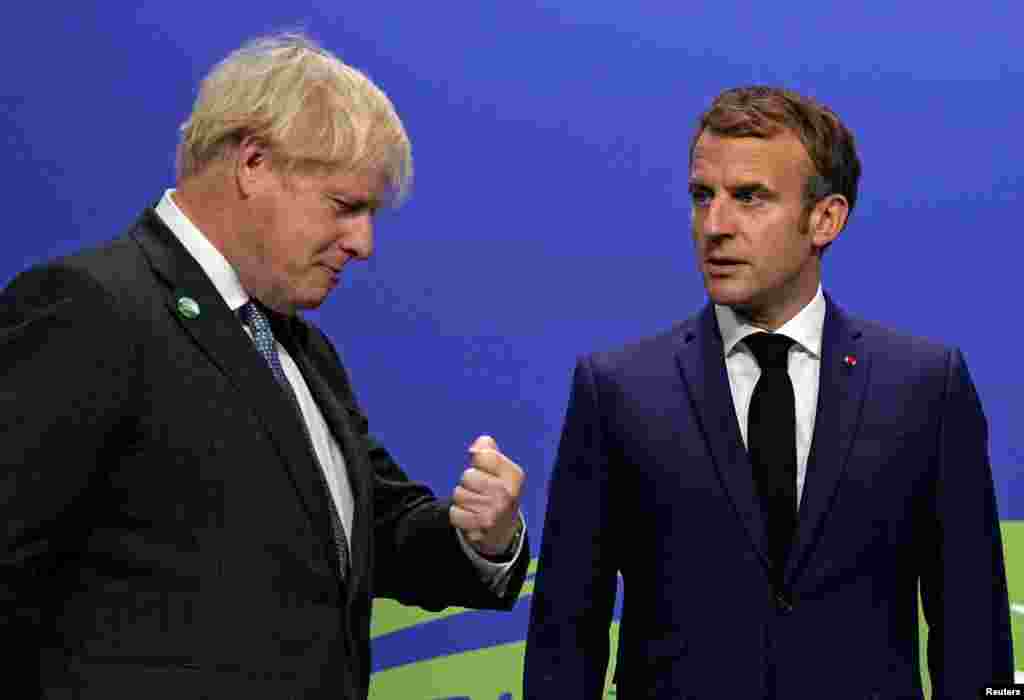 Kryeministri britanik, Boris Johnson dhe presidenti francez, Emmanuel Macron shihen duke biseduar në Samit.