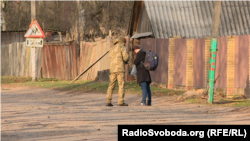 Прикордонник перевіряє документи у селі Хоробичі Чернігівської області біля кордону з Білоруссю та Росією