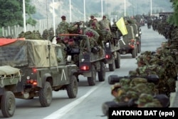 Trupat britanike të NATO-s në Bllacë, në kufirin midis Kosovës dhe Maqedonisë së Veriut. 12 qershor 1999.