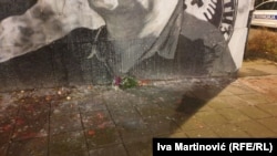 Cveće ostavljeno ispred murala Ratka Mladića 9. novembra uveče