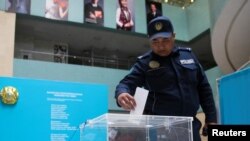 Референдумда дауыс беріп жатқан полиция қызметкері. Алматы, 5 маусым 2022 жыл. 
