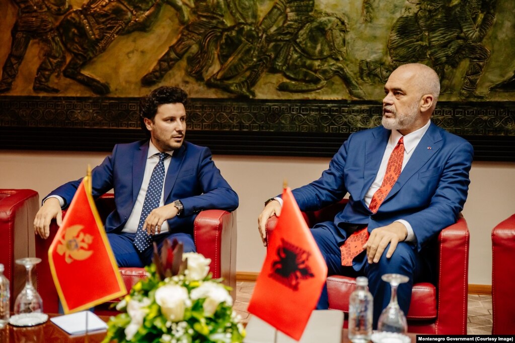 Kryeministri i Shqipërisë, Edi Rama, dhe ai i Malit të Zi, Dritan Abazoviq gjatë prezantimit të projektit për urën mbi lumin Buna, Ohër, 08 qershor 2022.