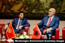 Kryeministri i Shqipërisë, Edi Rama, dhe ai i Malit të Zi, Dritan Abazoviq gjatë prezantimit të projektit për urën mbi lumin Buna, Ohër, 08 qershor 2022.