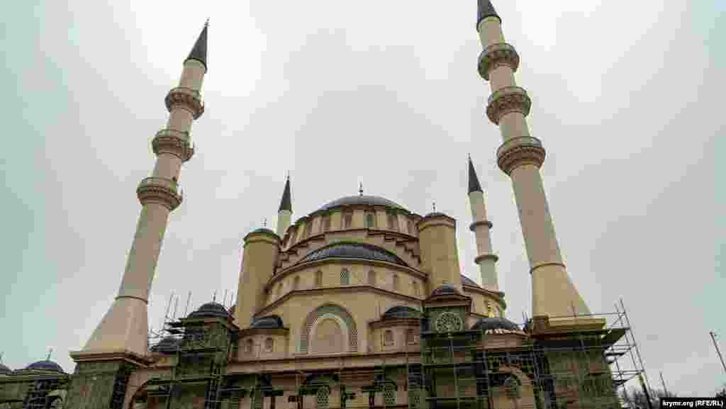 Недобудована соборна мечеть у лісопосадці на лівому березі Сімферопольського водосховища. Її почали зводити у вересні 2015 року. Вартість проєкту на початковому етапі оцінювалася у два мільярди рублів, а здати мечеть в експлуатацію планували навесні 2019 року. Наразі роботи досі не завершили