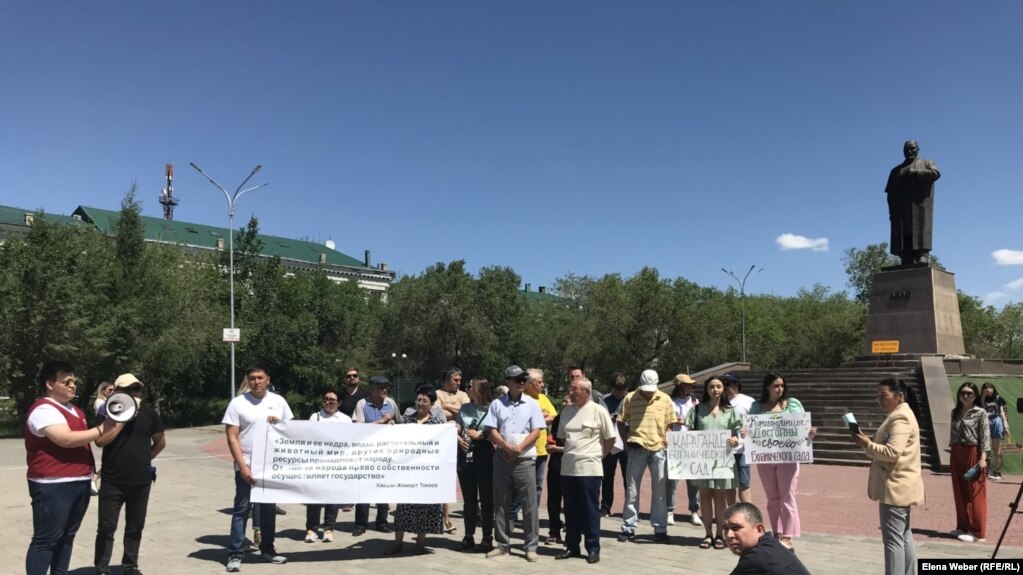 Митинг в Караганде с требованием вернуть территорию Ботанического сада в городскую собственность. 11 июня 2022 года