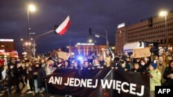 Demonstranti drže baner sa natpisom "Ni jedna više" tokom obeležavanja godišnjice usvajanja restriktivnog zakona o abortusu u Varšavi, 6. novembar 2021. 