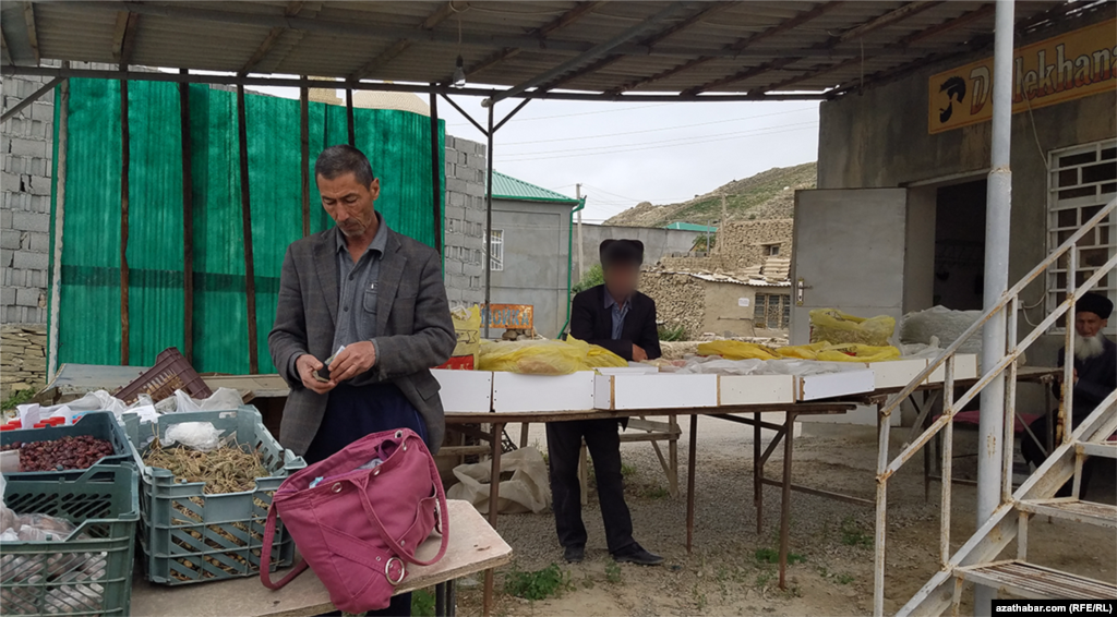 Нохур. Торговля лекарственными растениями в Туркменистане широко распространена. Люди, которые не могут позволить себе современную медицину, обычно используют травы.