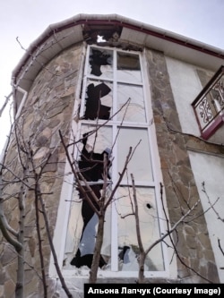 Розбитий будинок сім'ї Віталія і Альони Лапчуків у Херсоні