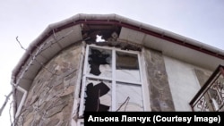Разрушенный обстрелом дом в Херсоне