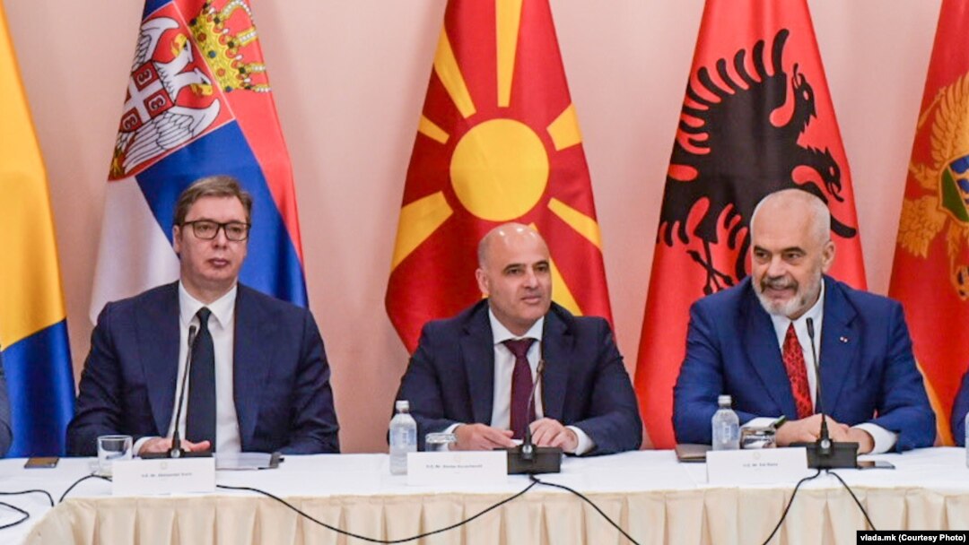 Aleksandar Vučić, predsednik Srbije, Dimitar Kovačevski, premijer Severne Makedonije i Edi Rama, premijer Albanije na samitu Otvoreni Balkan u Ohridu, 8. jun 2022.