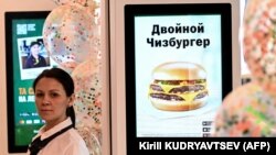 Një punëtore në një nga lokalet që zëvëndëson McDonald's në Rusi.