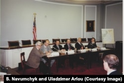 Слуханьні ў Вашынгтоне, верасень 1996. Прамаўляе Зянон Пазьняк. Фота Сяргея Навумчыка