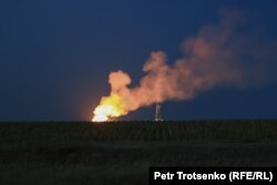 Отжиг попутного газа на Чинаревском нефтегазоконденсатном месторождении. Западно-Казахстанская область, 27 августа 2021 года