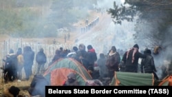 Мигранты разбили лагерь на белорусско-польской границе.