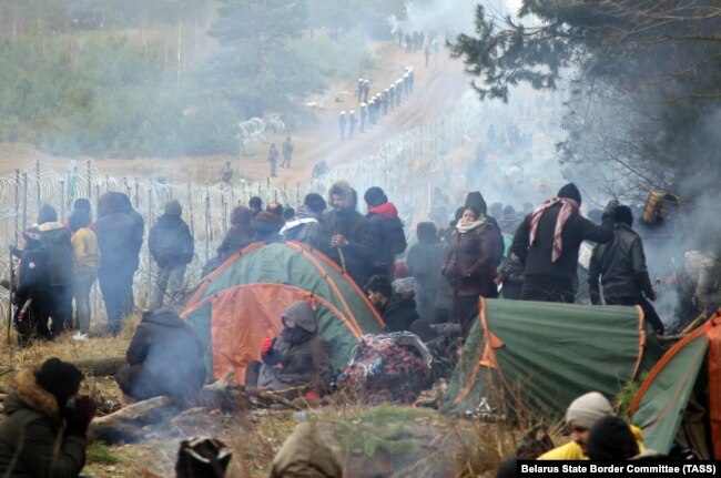 Мігранти в таборі на білорусько-польському кордоні. 10 листопада 2021 року