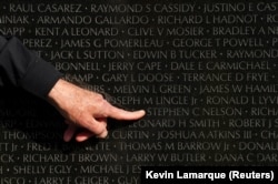 Торкнутися імені... Імена загиблих американських солдатів на війні у В’єтнамі на меморіалі. Вашингтон, США